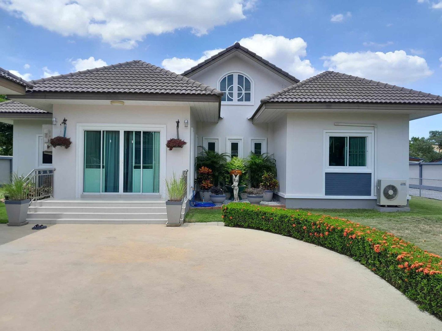 2 houses on 1 rai of land in Nakhon Pathom, fully furnished with electrical appliances.