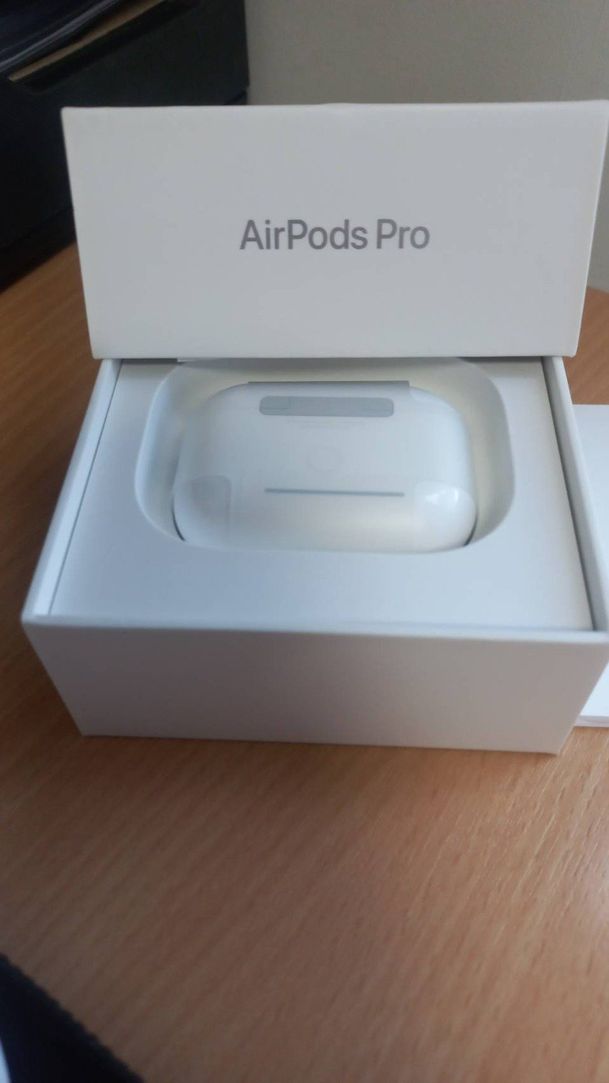 Apple Acc AirPods Pro 2nd with Magsafe Charging Case used, normal function, complete with box accessories, ready to ship.