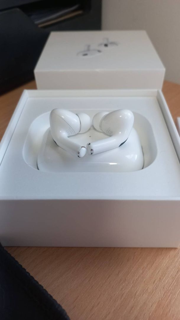 Apple Acc AirPods Pro 2nd with Magsafe Charging Case used, normal function, complete with box accessories, ready to ship.: 4 image