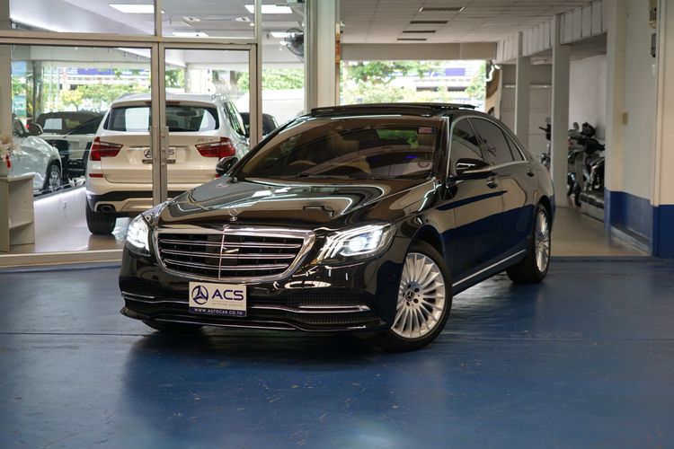 The Benz S350d Exclusive Facelift Year 19 drives only 39,xxx km. One owner of the Service center is in very good condition.