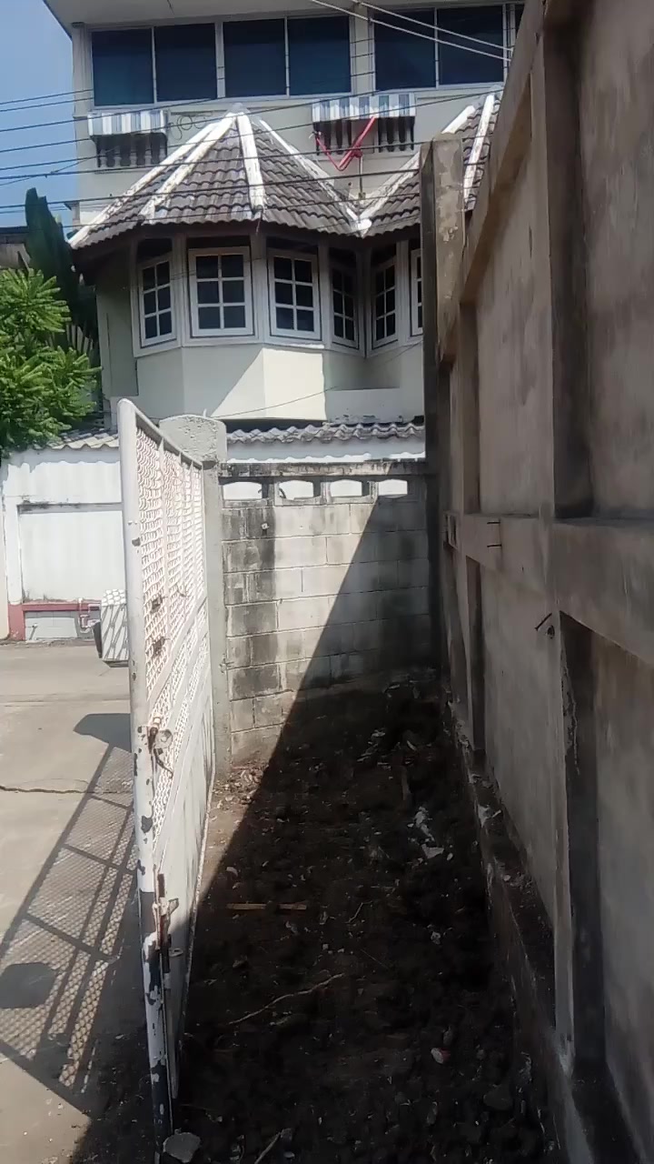 Land for sale with an old wooden house, 1 unit, in inner Bangkok area, Taksin-Sathorn road, Wongwian Yai - Samre, 102 sq.w.